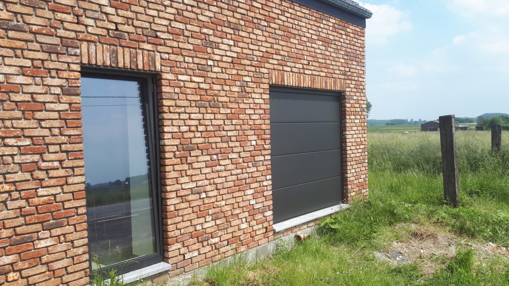 Porte de garage installée par MD Menuiserie